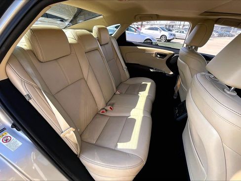 Used 2017 Toyota Avalon Limited image 18