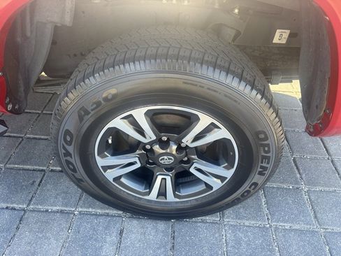 Used 2018 Toyota Tacoma TRD Sport image 9