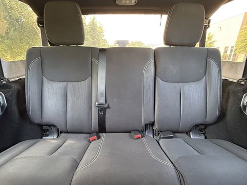 Used 2016 Jeep Wrangler Unlimited Sahara image 37