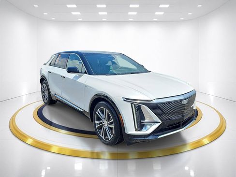 Certified 2025 Cadillac Lyriq Luxury w/ LPO, Floor Liner Package AWD/4WD image 3
