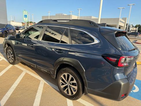 Used 2025 Subaru Outback AWD/4WD image 2