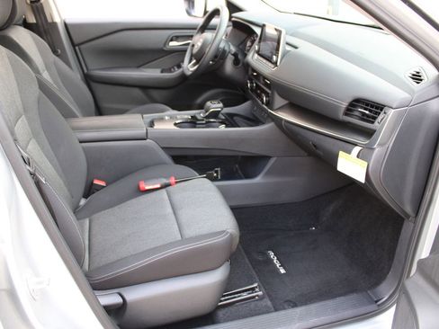 Used 2024 Nissan Rogue SV image 16