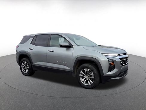 Used 2025 Chevrolet Equinox LT image 2