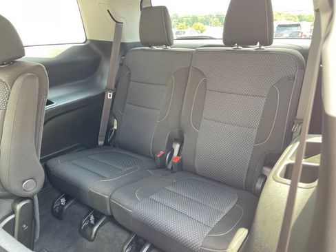Used 2023 GMC Acadia SLE FWD image 28