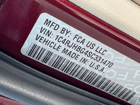 Used 2025 Jeep Grand Cherokee Limited AWD/4WD image 35