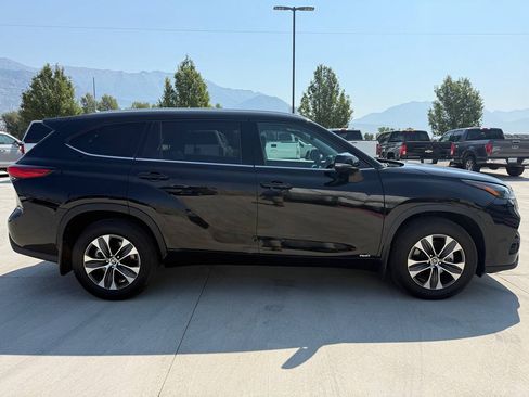 Used 2022 Toyota Highlander XLE AWD/4WD image 2