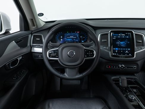 Used 2023 Volvo XC90 B5 Core w/ Protection Package Premier image 17