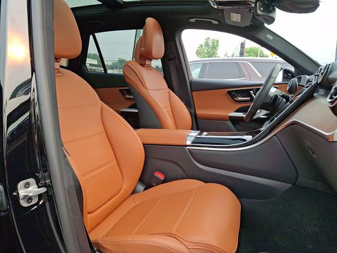 Used 2025 Mercedes-Benz GLC 300 4MATIC image 28