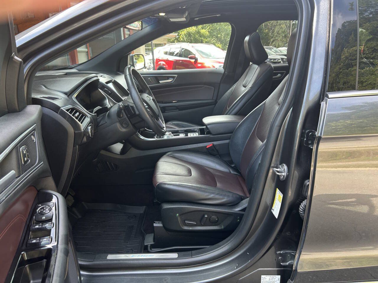 Used 2020 Ford Edge Titanium w/ Equipment Group 301A AWD/4WD image 21