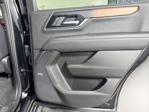 Used 2025 GMC Yukon Denali AWD/4WD image 28