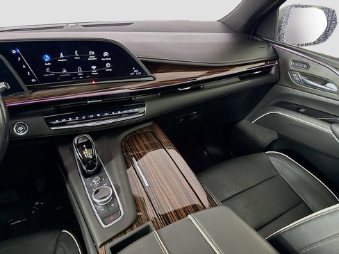 Used 2022 Cadillac Escalade ESV Premium Luxury w/ LPO, Radiant Package AWD/4WD image 24