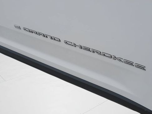 New 2025 Jeep Grand Cherokee L Laredo image 39
