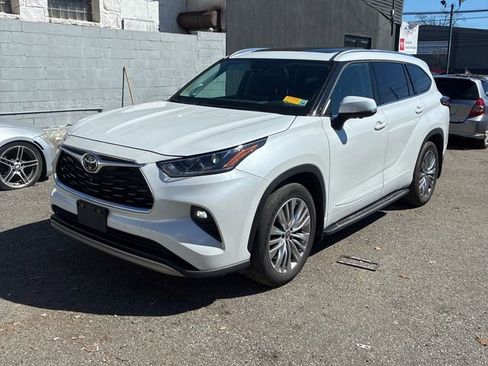 Used 2023 Toyota Highlander Platinum image 1