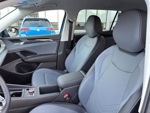 New 2025 Volkswagen Tiguan SE image 14