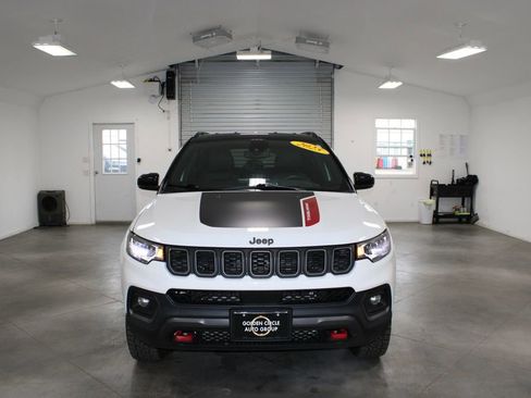 Used 2025 Jeep Compass Trailhawk AWD/4WD image 3