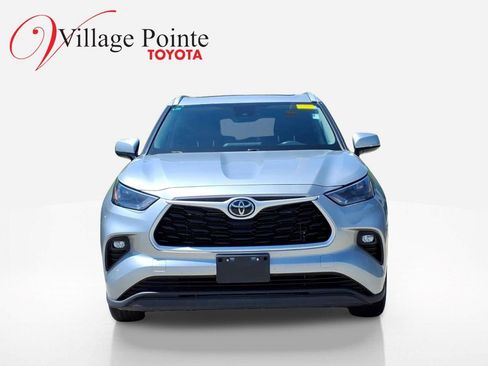 Used 2022 Toyota Highlander XLE AWD/4WD image 2