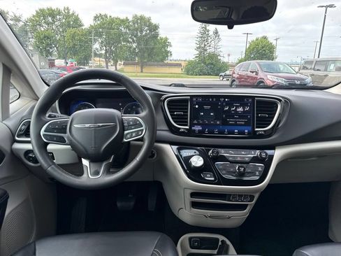 Used 2024 Chrysler Pacifica Touring-L FWD image 37