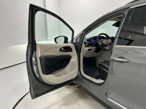 Used 2023 Chrysler Pacifica Limited FWD image 24