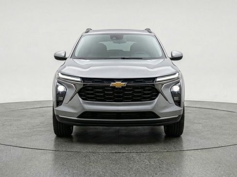 Used 2025 Chevrolet Trax LT image 2