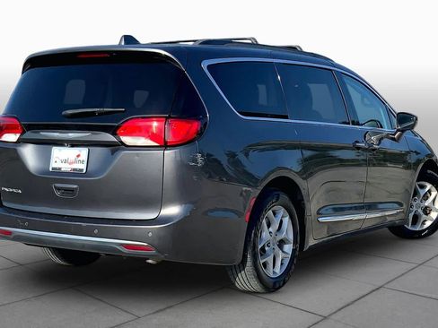 Used 2017 Chrysler Pacifica Touring-L w/ Tire & Wheel Group FWD image 13