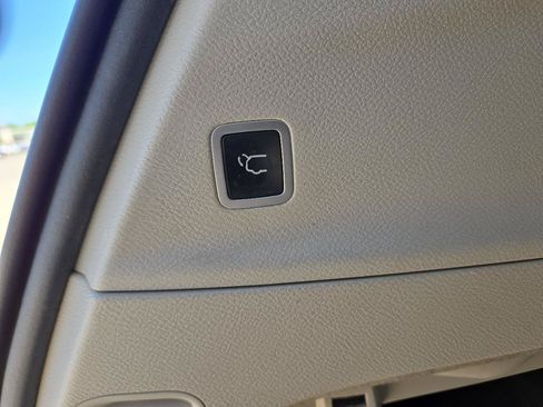 Used 2018 Chrysler Pacifica Touring-L FWD image 10