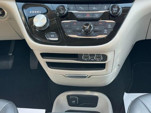 Used 2024 Chrysler Pacifica Touring-L FWD image 18