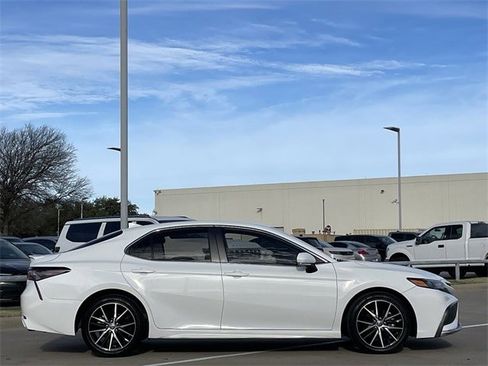 Used 2022 Toyota Camry SE image 3