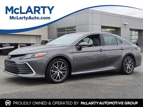 Used 2022 Toyota Camry XLE w/ Navigation Upgrade Package image 1