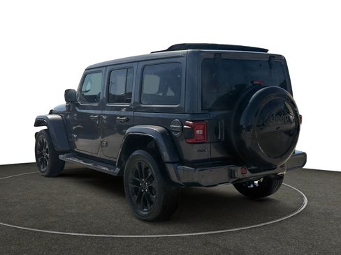 Used 2021 Jeep Wrangler Unlimited Sahara image 3