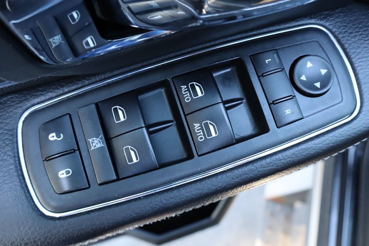 Used 2018 RAM 1500 Laramie w/ Convenience Group AWD/4WD image 27