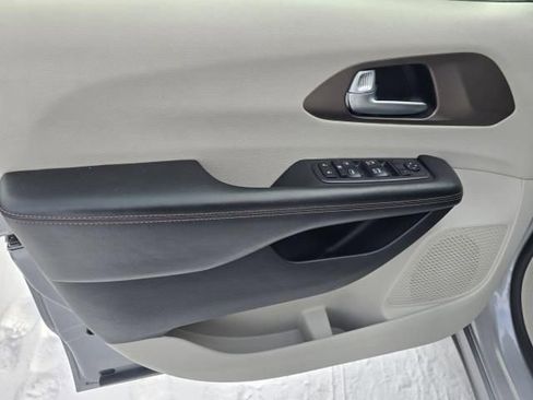 Used 2017 Chrysler Pacifica Touring image 15