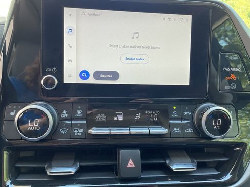 Used 2025 Toyota Highlander XLE image 25