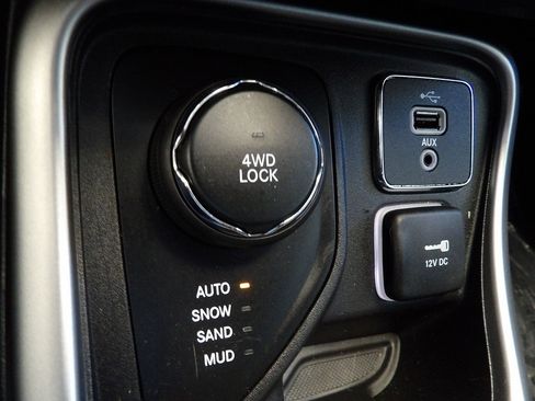 Used 2018 Jeep Compass Latitude w/ Cold Weather Group AWD/4WD image 32