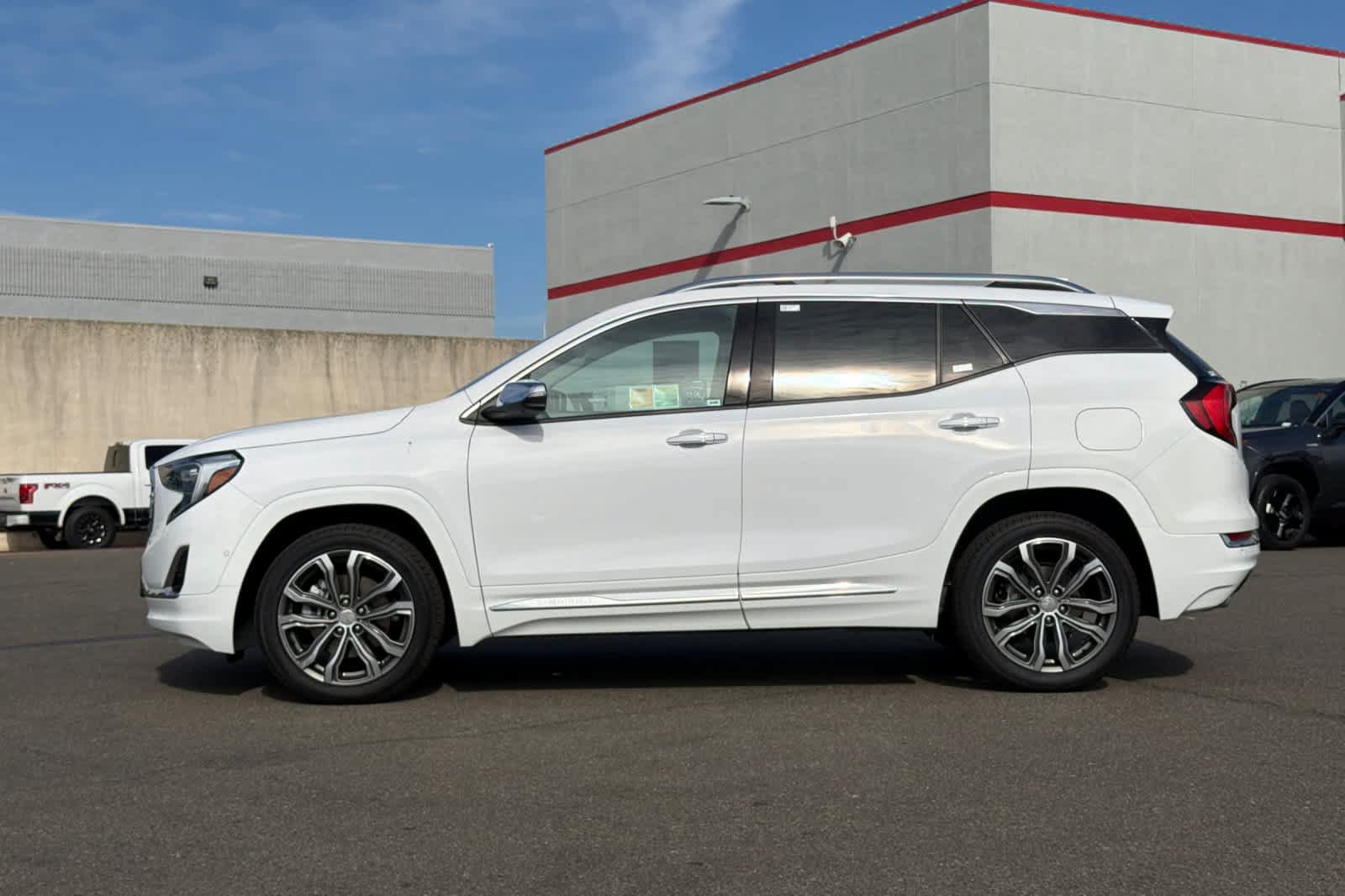 Used 2020 GMC Terrain Denali w/ Denali Premium Package FWD image 9