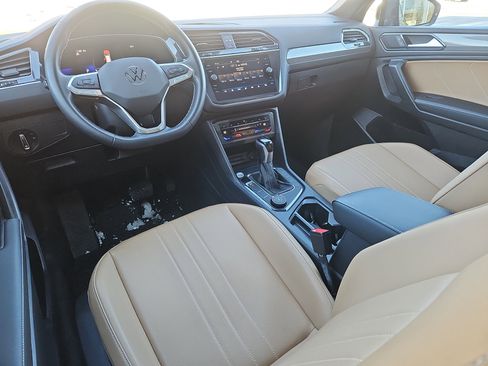Certified 2022 Volkswagen Tiguan SE w/ Panoramic Sunroof Package image 4