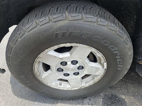 Used 2005 Chevrolet Suburban LT w/ Preferred Equipment Group AWD/4WD image 25