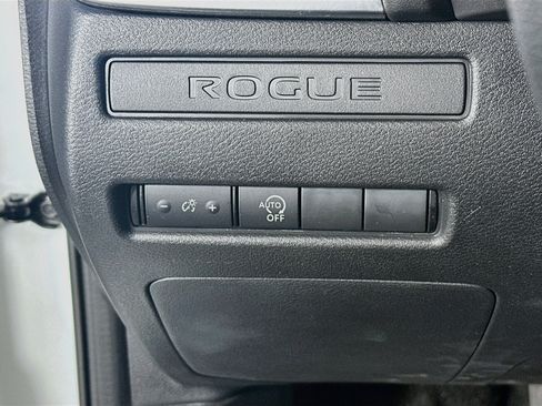 Used 2025 Nissan Rogue S FWD image 17