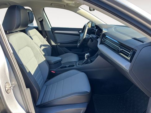 Certified 2025 Volkswagen Jetta SE w/ Sunroof Package image 19