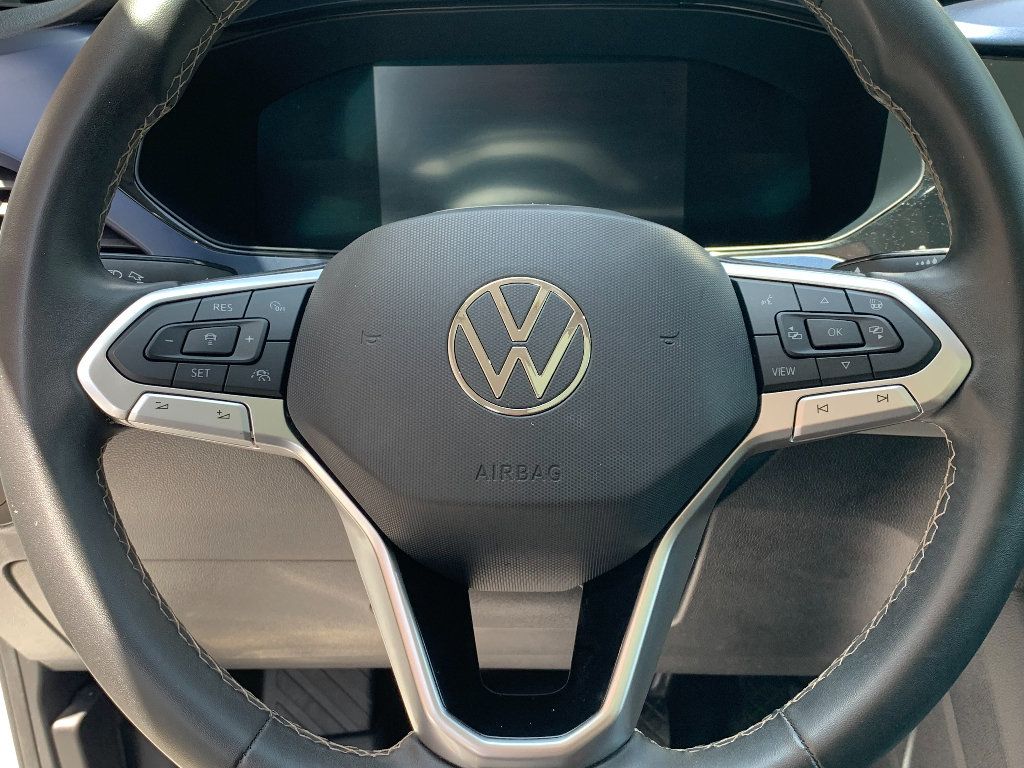 Used 2023 Volkswagen Taos SE w/ Panoramic Sunroof Package AWD/4WD image 10