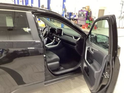 Used 2025 Toyota RAV4 XLE AWD/4WD image 11