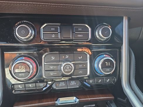Used 2021 GMC Yukon Denali w/ Denali Premium Package RWD image 20