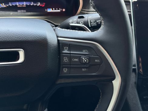 Used 2023 Jeep Grand Cherokee Altitude RWD image 23