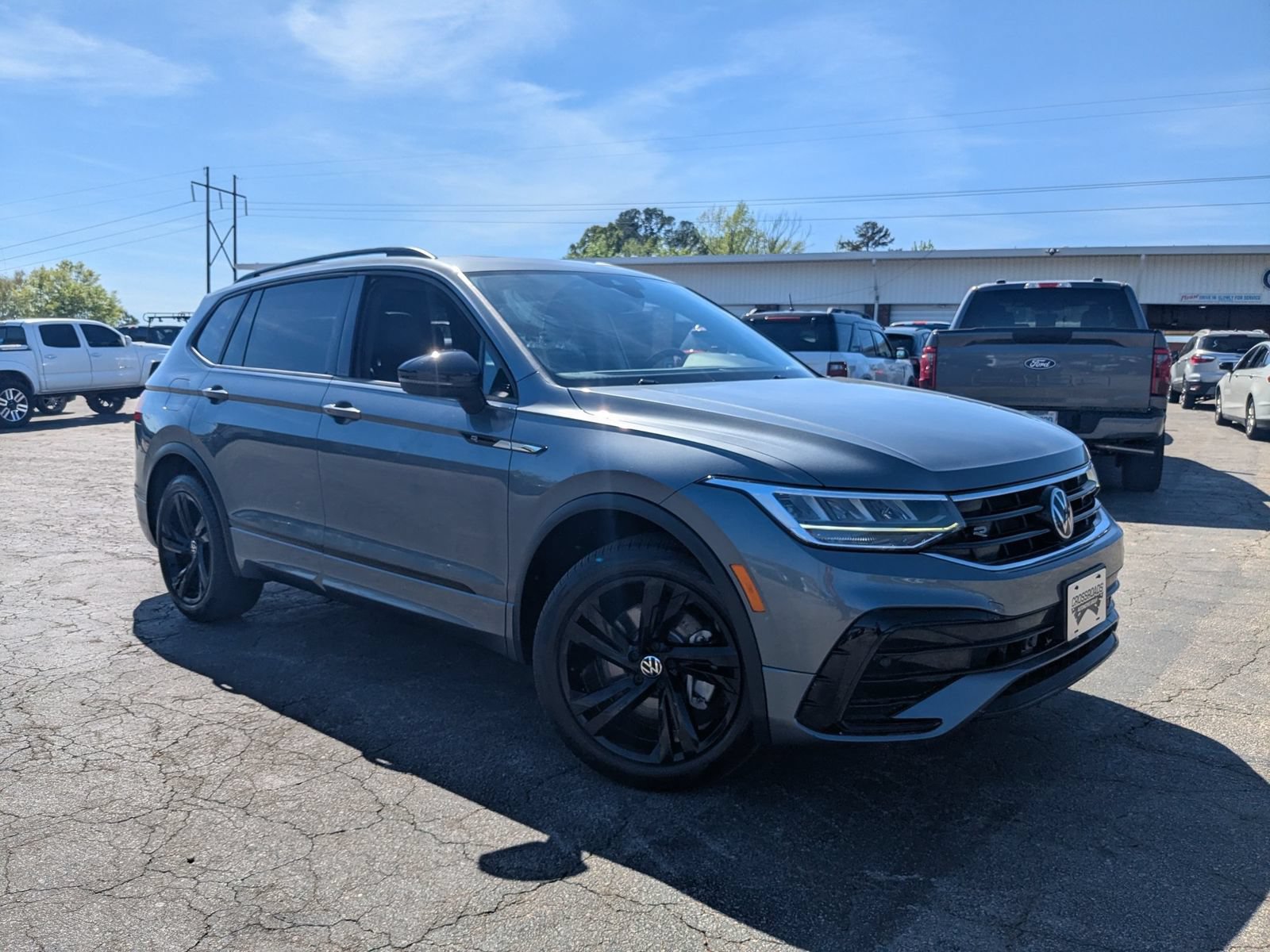 Used 2023 Volkswagen Tiguan SE R-Line AWD/4WD image 2