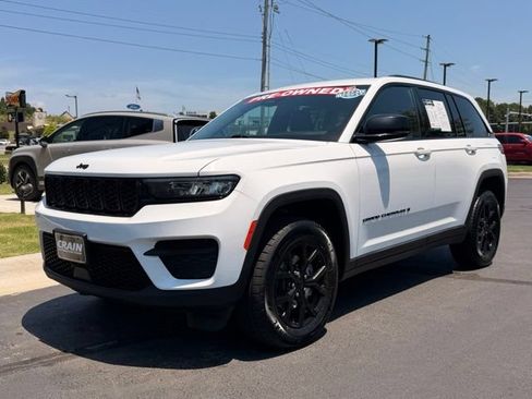 Used 2024 Jeep Grand Cherokee Altitude AWD/4WD image 3