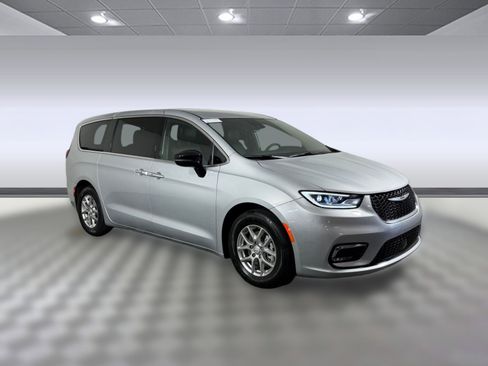 Used 2026 Chrysler Pacifica Select FWD image 7