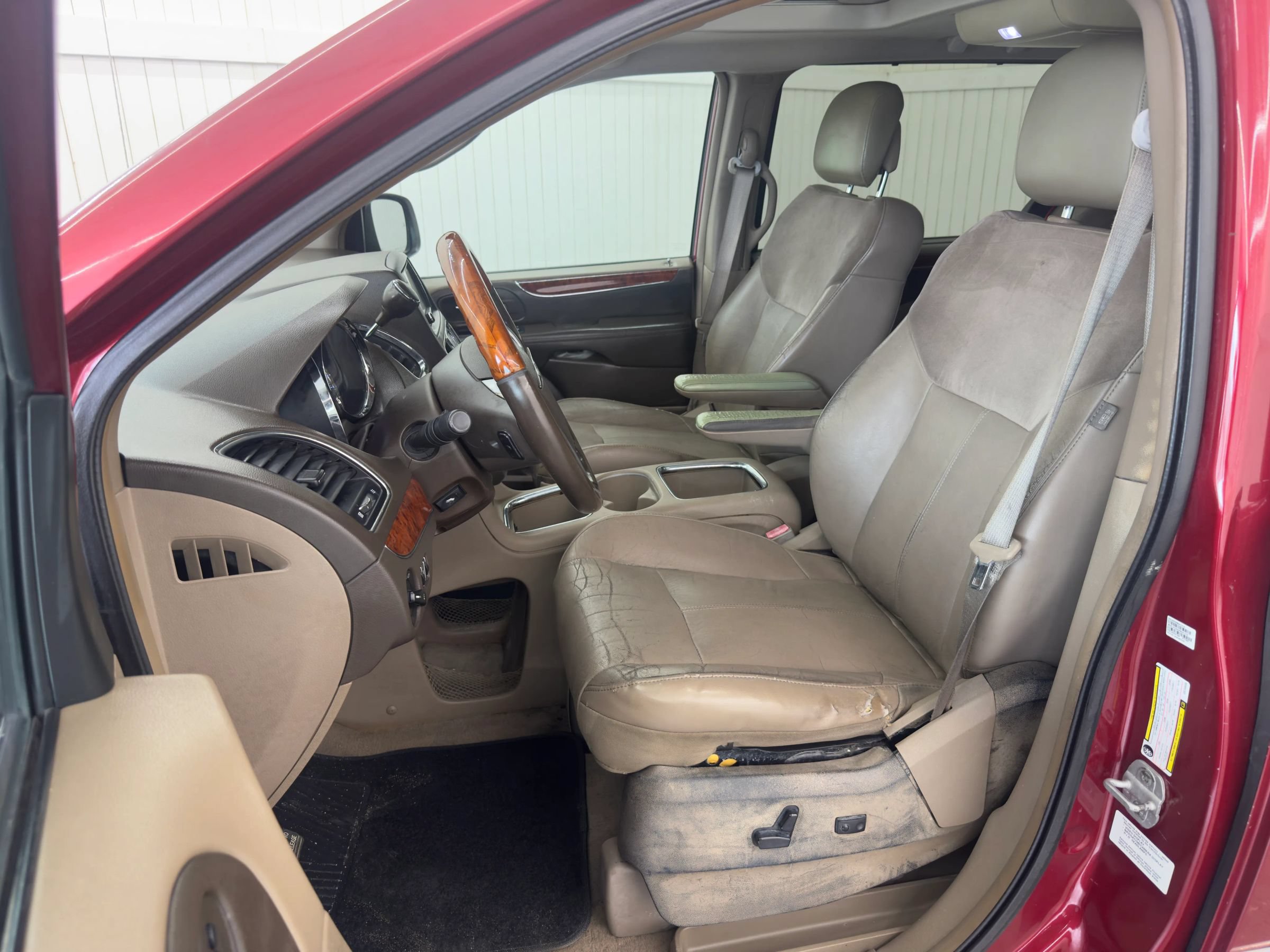 Used 2012 Chrysler Town & Country Limited FWD image 9
