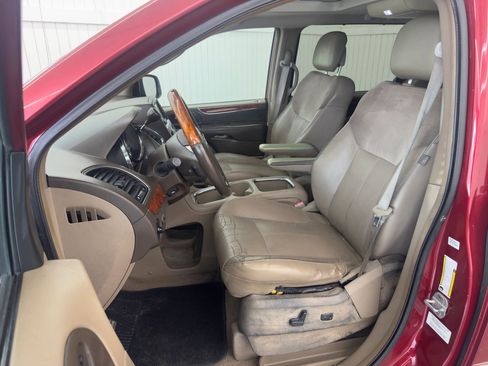 Used 2012 Chrysler Town & Country Limited w/ Luxury Group image 9