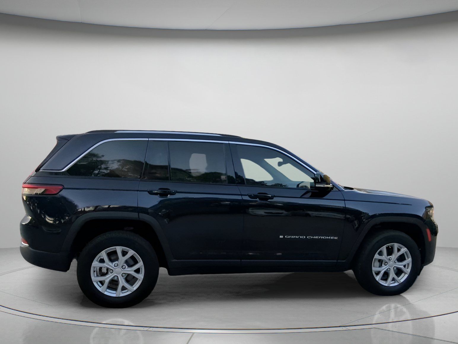 Used 2023 Jeep Grand Cherokee Limited w/ Luxury Tech Group II AWD/4WD image 31