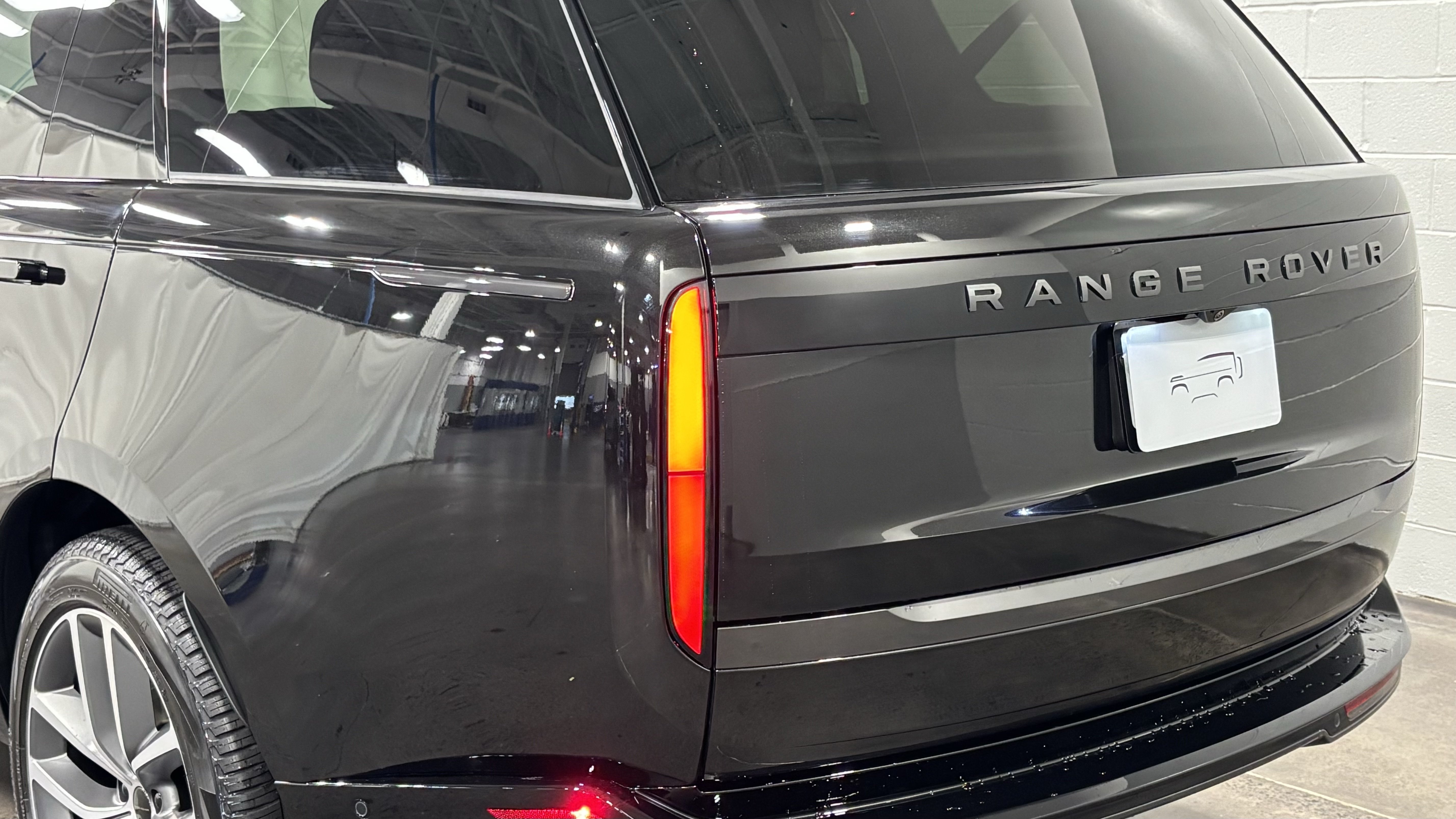 New 2026 Land Rover Range Rover Long Wheelbase SE AWD/4WD image 17