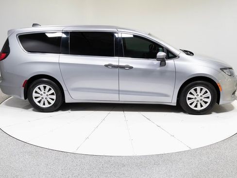Used 2020 Chrysler Voyager L image 5